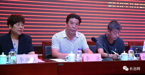 市民政局组织管理科科长李清宣读批复