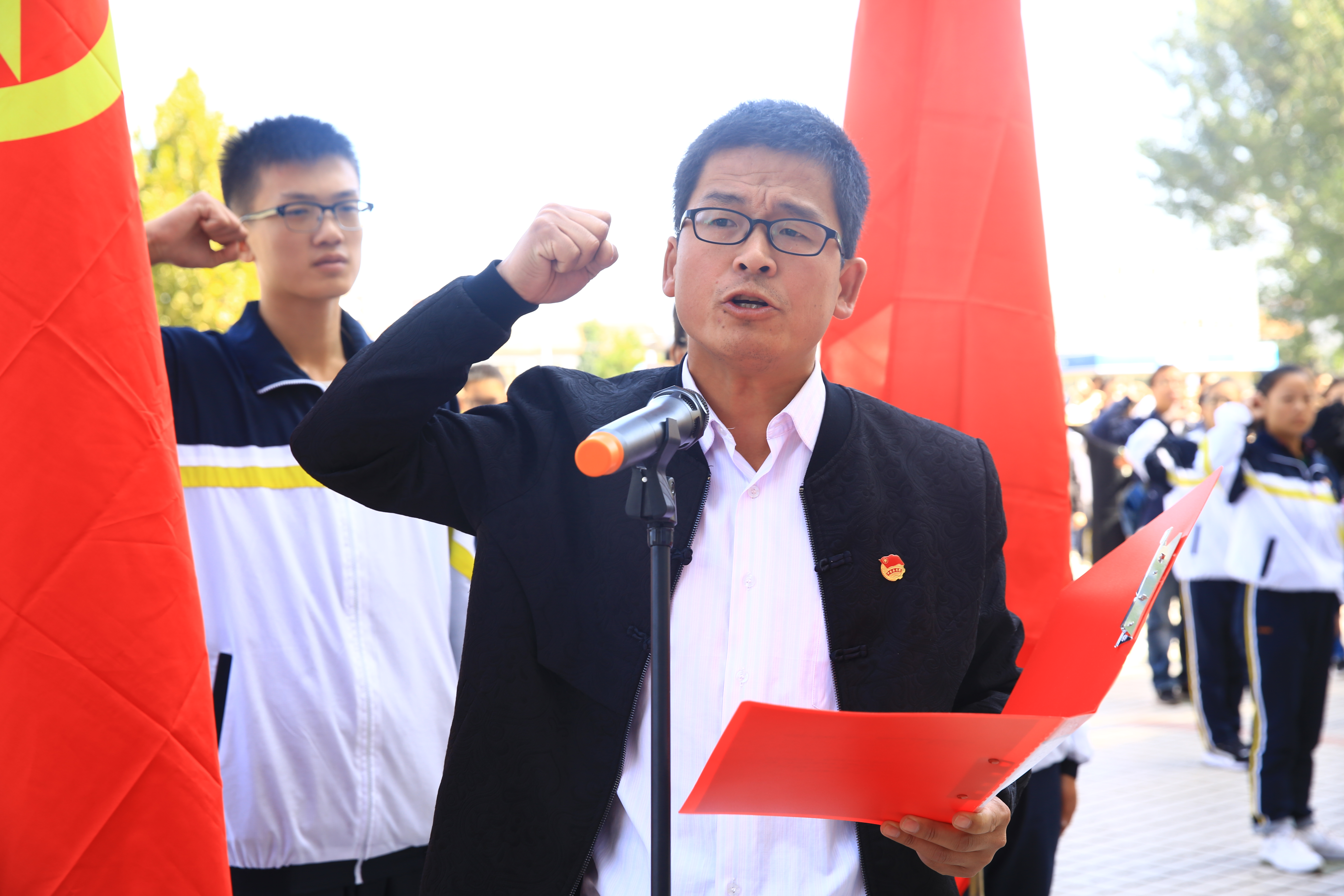全市中学生团员"戴团徽,唱团歌,亮身份,作表率"主题教育活动启动