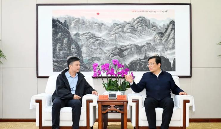 丁小强与苏州汇机智造科技有限公司董事长黄小刚举行工作会谈