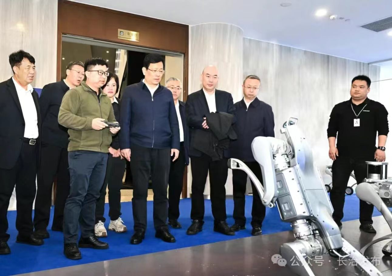 3月25日,市委书记丁小强在宇树科技股份有限公司了解人工智能技术研发情况.jpg